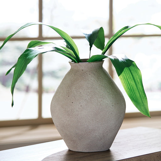 Hannela Vase - Affordable Home Luxury