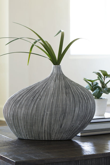 Donya Vase - Affordable Home Luxury