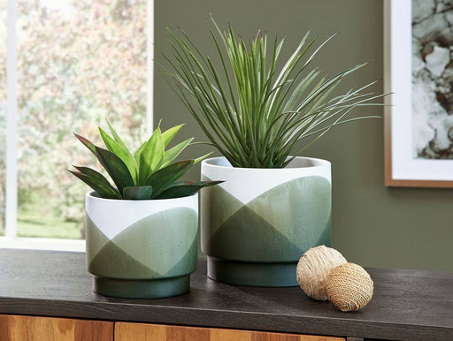 Ardenridge Planter (Set of 2) - Affordable Home Luxury