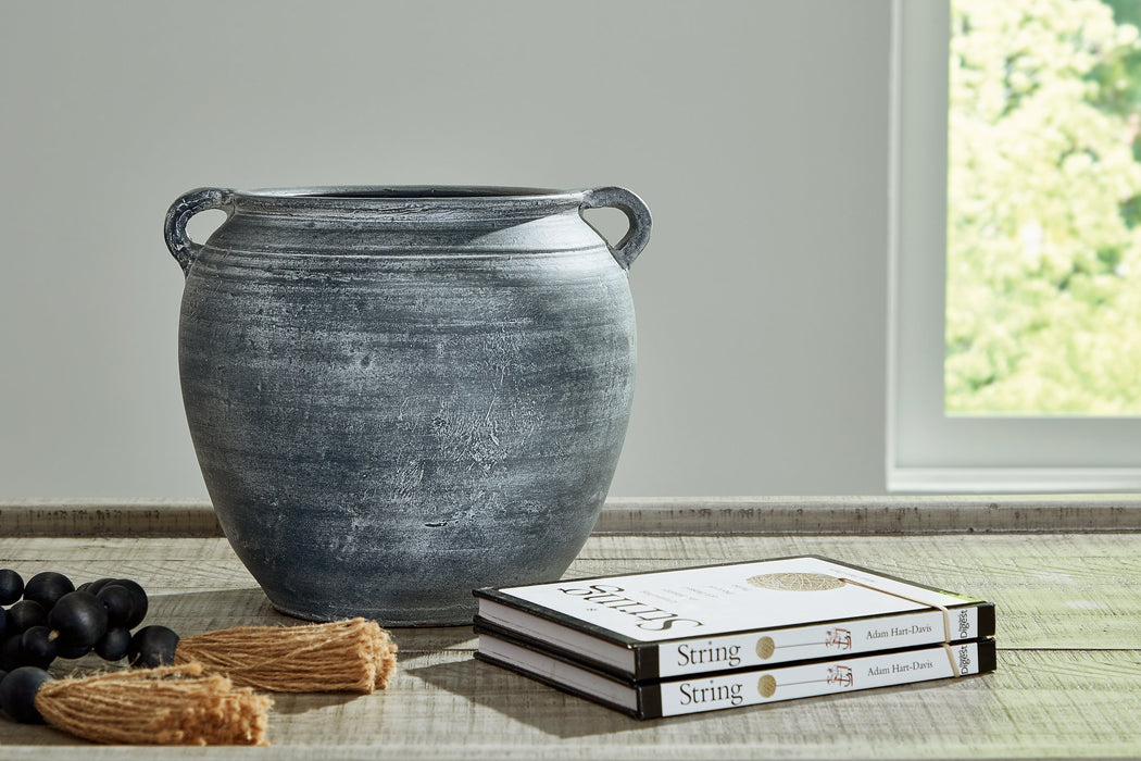 Meadie Vase - Affordable Home Luxury